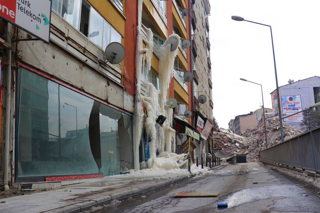 Hasarlı binayı görenler cep telefonlarına sarıldı! Hayrete düşüren manzaranın nedeni daha sonra anlaşıldı 9